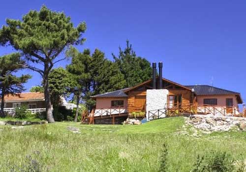 Cabaña de madera con parque en las sierras